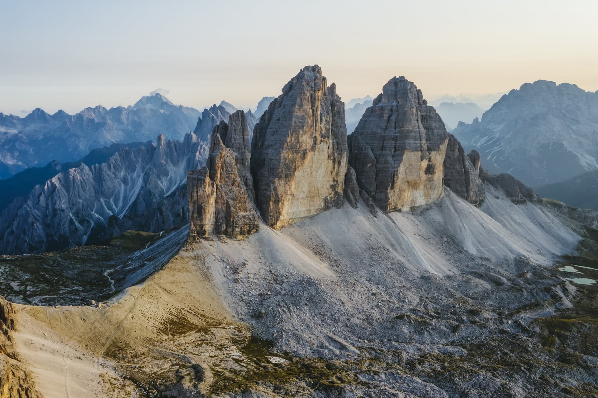 Vista dall'alto sulle Tre Cime di Lavaredo e sui loro ghiaioni