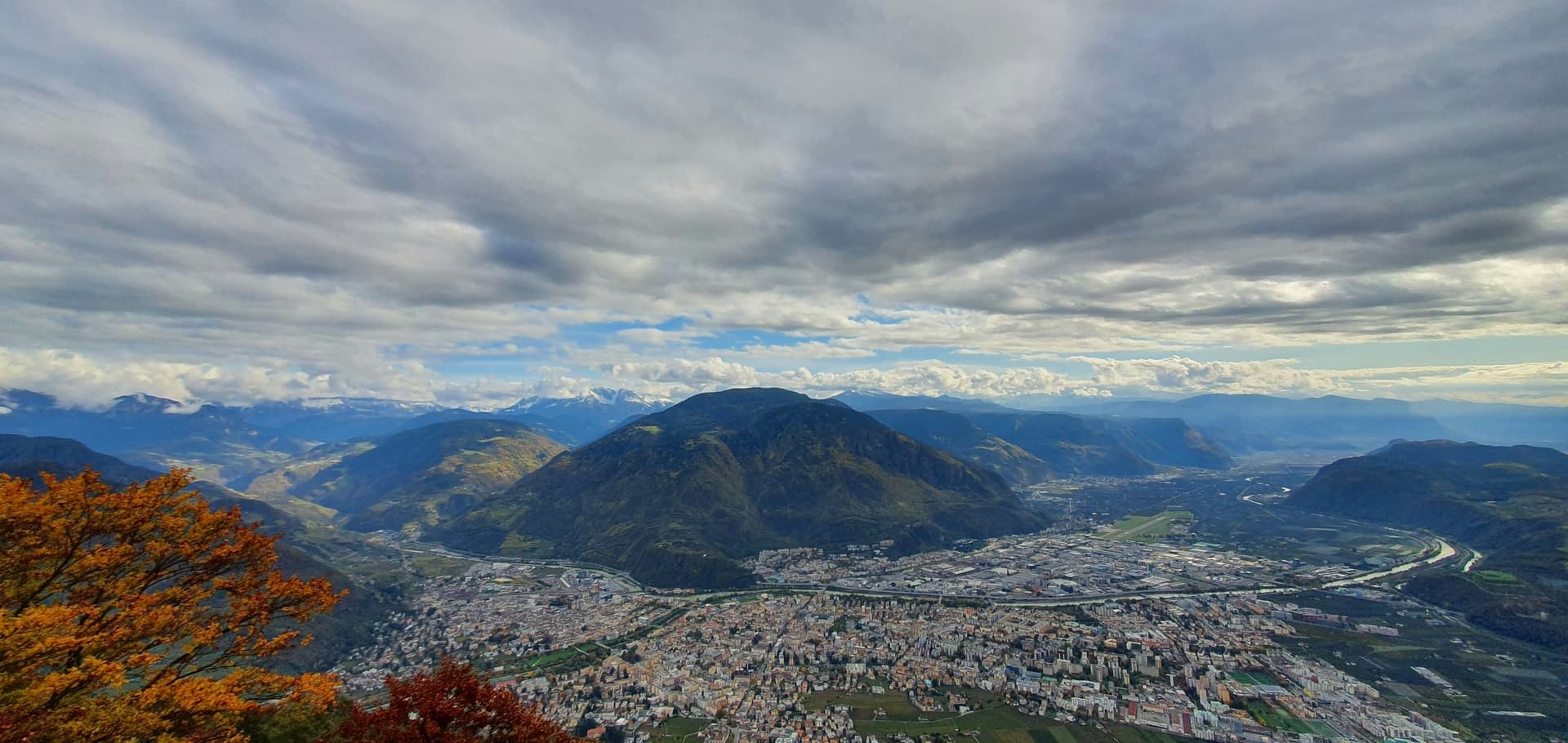 Bolzano nella conca sotto le nuvole