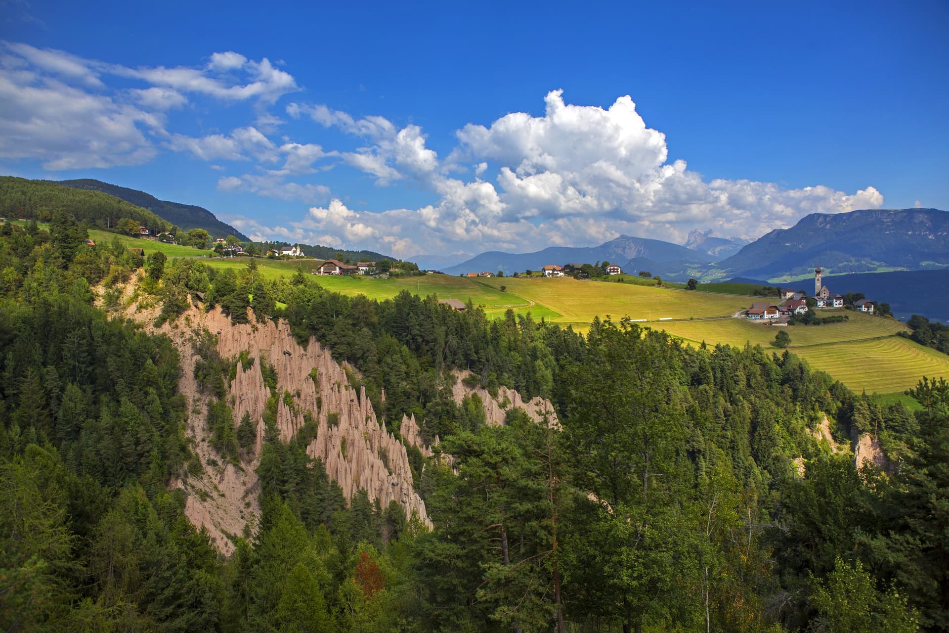 Piramidi di terra sul Renon tra boschi, prati e montagne